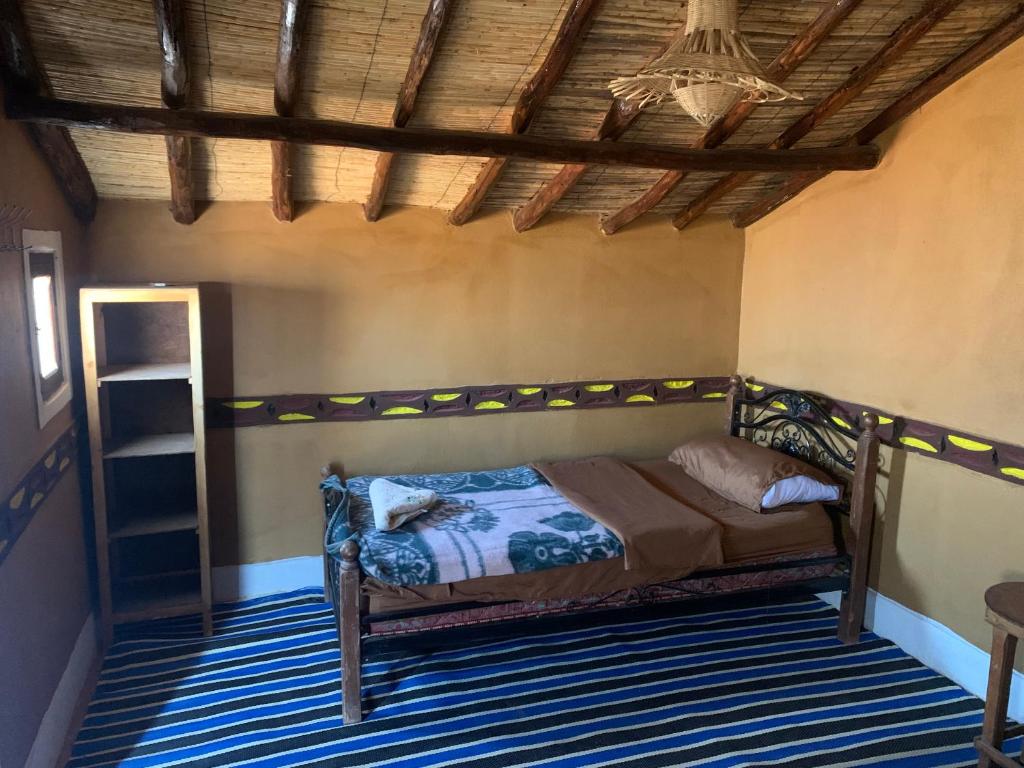 Letto o letti in una camera di Desert Tours & Camp Chraika