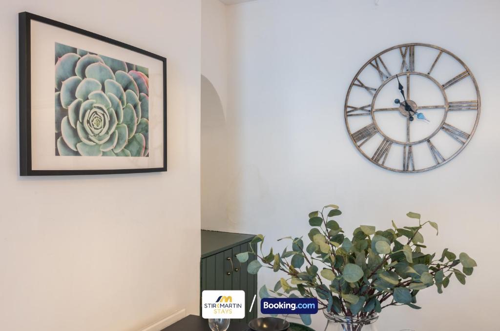 Fotografie z fotogalerie ubytování Stylish 2 BR Townhouse By StirkMartin Stays Short Lets & Serviced Accommodation Cardiff With Free Parking & Sleeps5 v destinaci Cardiff