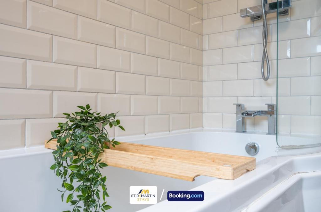 Koupelna v ubytování Stylish 2 BR Townhouse By StirkMartin Stays Short Lets & Serviced Accommodation Cardiff With Free Parking & Sleeps5