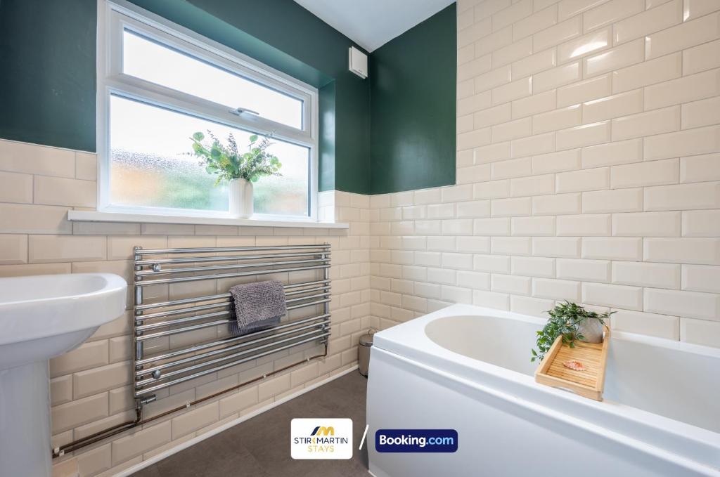 Koupelna v ubytování Stylish 2 BR Townhouse By StirkMartin Stays Short Lets & Serviced Accommodation Cardiff With Free Parking & Sleeps5