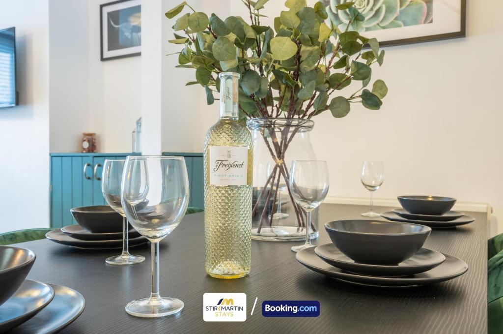 Nápoje v ubytování Stylish 2 BR Townhouse By StirkMartin Stays Short Lets & Serviced Accommodation Cardiff With Free Parking & Sleeps5