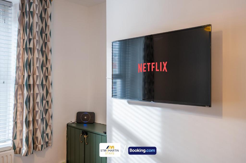 TV a/nebo společenská místnost v ubytování Stylish 2 BR Townhouse By StirkMartin Stays Short Lets & Serviced Accommodation Cardiff With Free Parking & Sleeps5