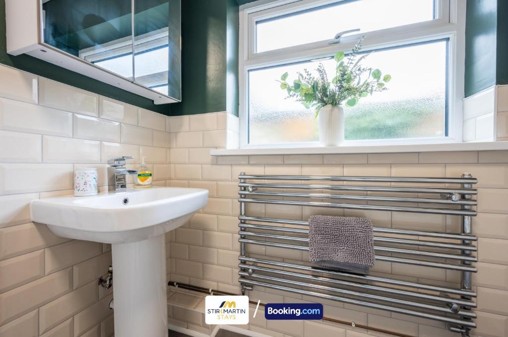 Koupelna v ubytování Stylish 2 BR Townhouse By StirkMartin Stays Short Lets & Serviced Accommodation Cardiff With Free Parking & Sleeps5