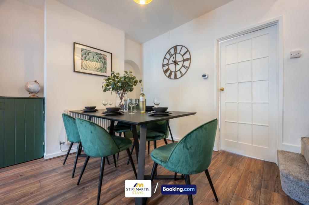 Posezení v ubytování Stylish 2 BR Townhouse By StirkMartin Stays Short Lets & Serviced Accommodation Cardiff With Free Parking & Sleeps5