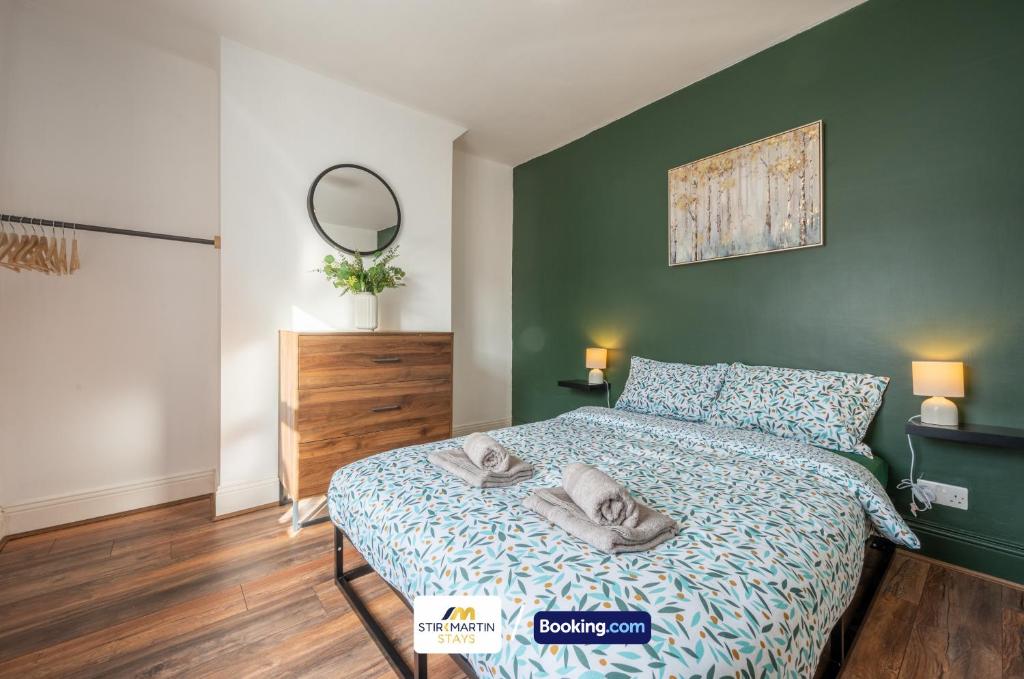 Postel nebo postele na pokoji v ubytování Stylish 2 BR Townhouse By StirkMartin Stays Short Lets & Serviced Accommodation Cardiff With Free Parking & Sleeps5