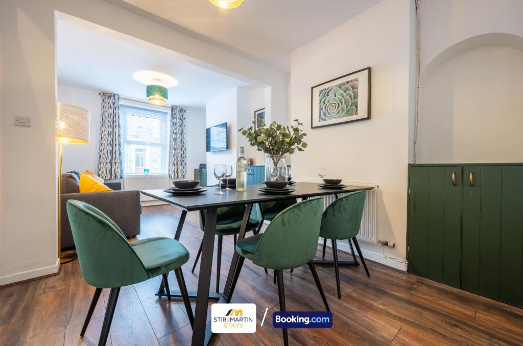 Posezení v ubytování Stylish 2 BR Townhouse By StirkMartin Stays Short Lets & Serviced Accommodation Cardiff With Free Parking & Sleeps5