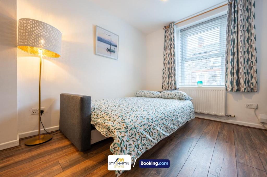 Postel nebo postele na pokoji v ubytování Stylish 2 BR Townhouse By StirkMartin Stays Short Lets & Serviced Accommodation Cardiff With Free Parking & Sleeps5