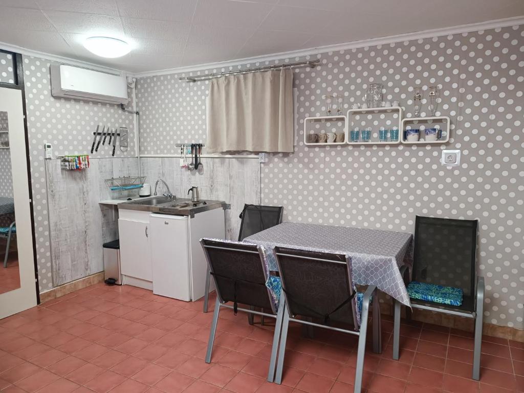 Kuchyň nebo kuchyňský kout v ubytování Színes Apartmanok és Kemencés Apartmanok