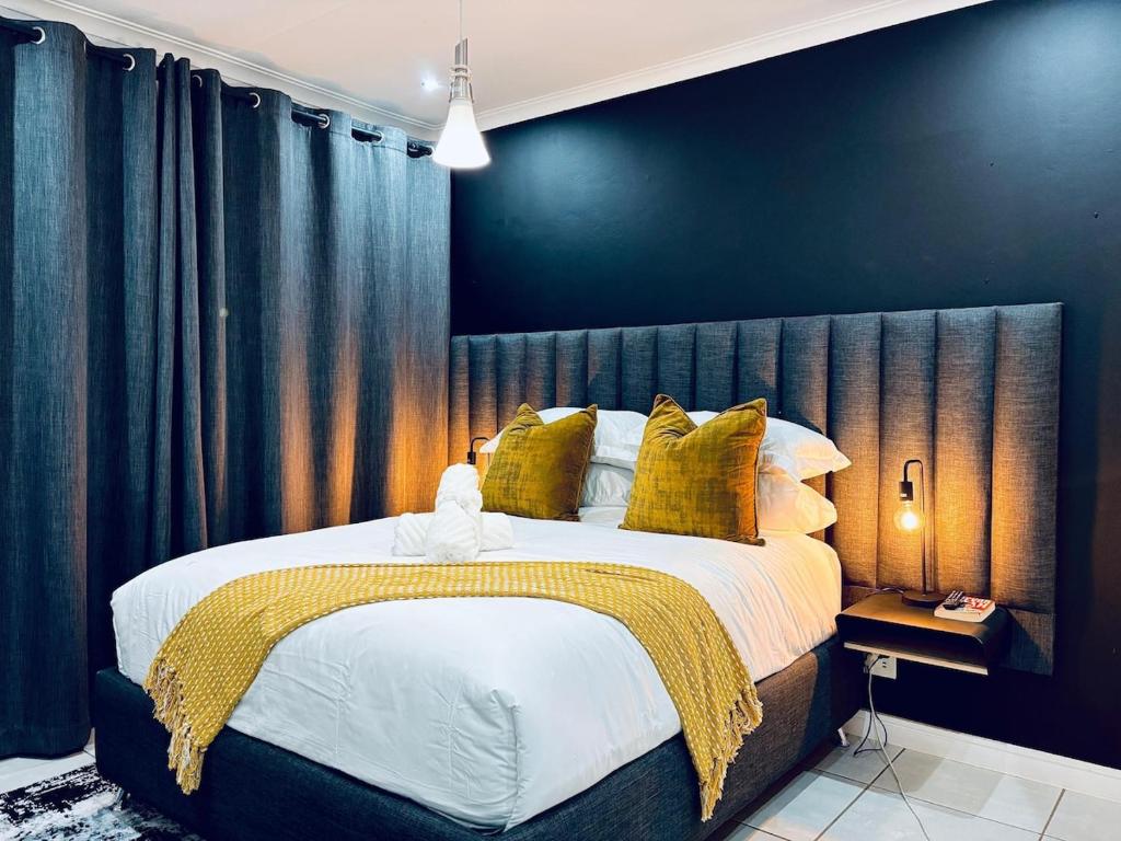 Postel nebo postele na pokoji v ubytování The Blyde Pretoria 2 bed 2 bath apartment