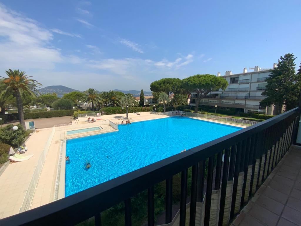 d'un balcon avec vue sur la piscine. dans l'établissement Appartement 60m2 piscine au coeur de Saint-Tropez, à Saint-Tropez