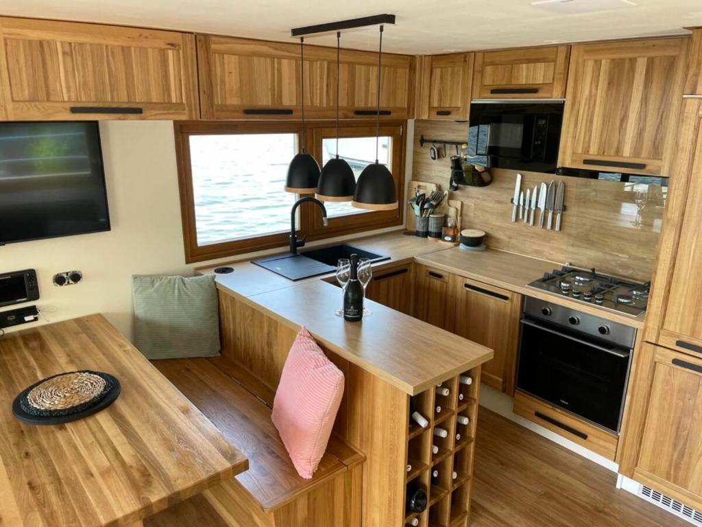 Kuchyň nebo kuchyňský kout v ubytování Luxury houseboat, Orlík Castle