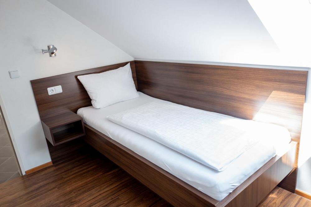 Postel nebo postele na pokoji v ubytování Garni Hotel Henn