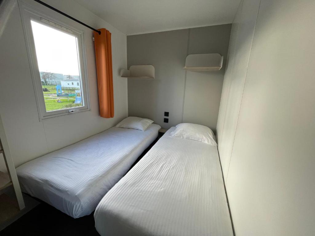 Postel nebo postele na pokoji v ubytování Holidaypark Klein Strand