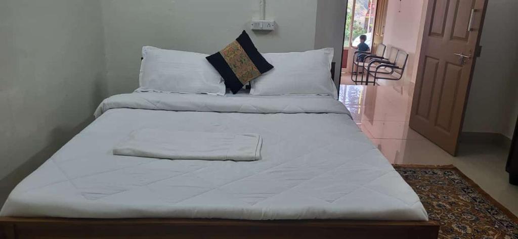 Postel nebo postele na pokoji v ubytování ROYAL STAR RESIDENCY Ponmudi Rajakkadu munnar
