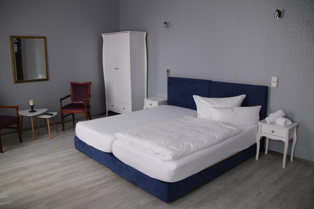 Postel nebo postele na pokoji v ubytování Hotel Am Markt