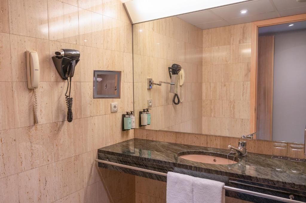 A bathroom at Hesperia Andorra