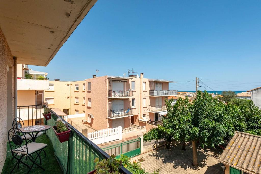 un balcon avec une table et des chaises sur un immeuble dans l'établissement SP000-017B Appartement 3 pièces - jusqu'à 5 personnes - Saint Pierre la mer, à Saint Pierre La Mer