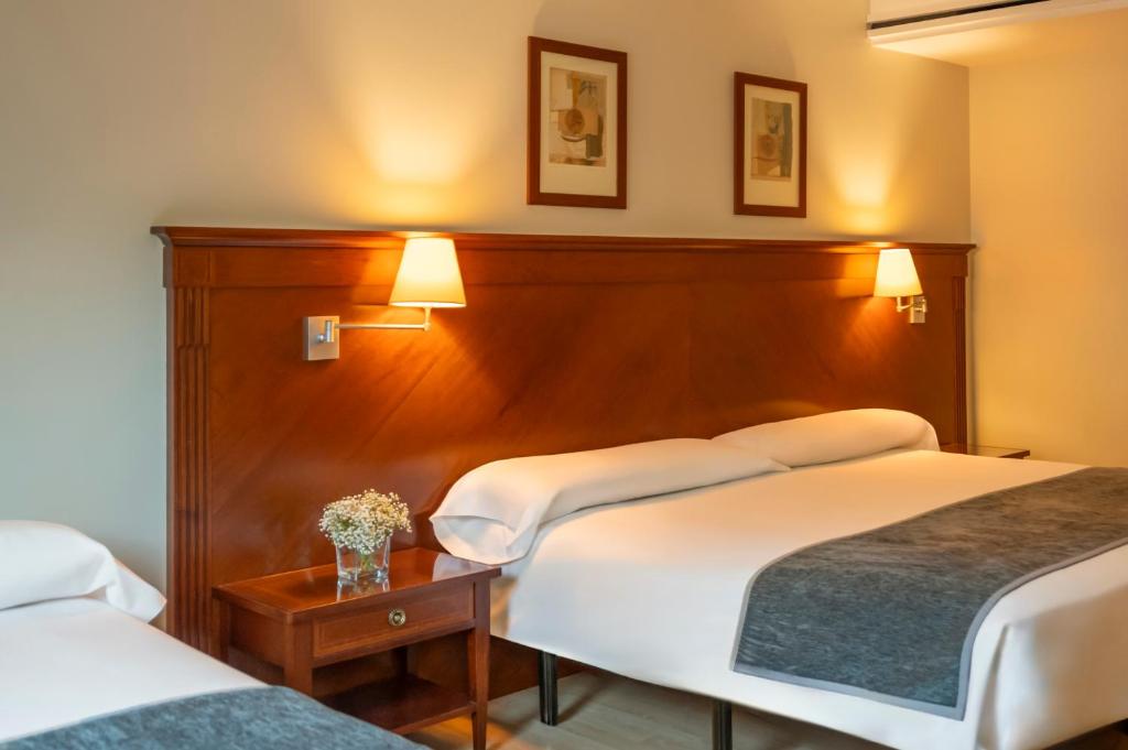 A bed or beds in a room at Hesperia Andorra