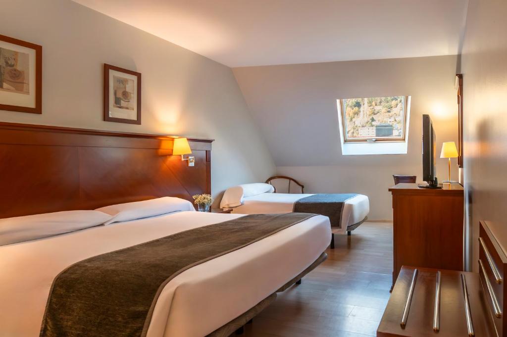A bed or beds in a room at Hesperia Andorra