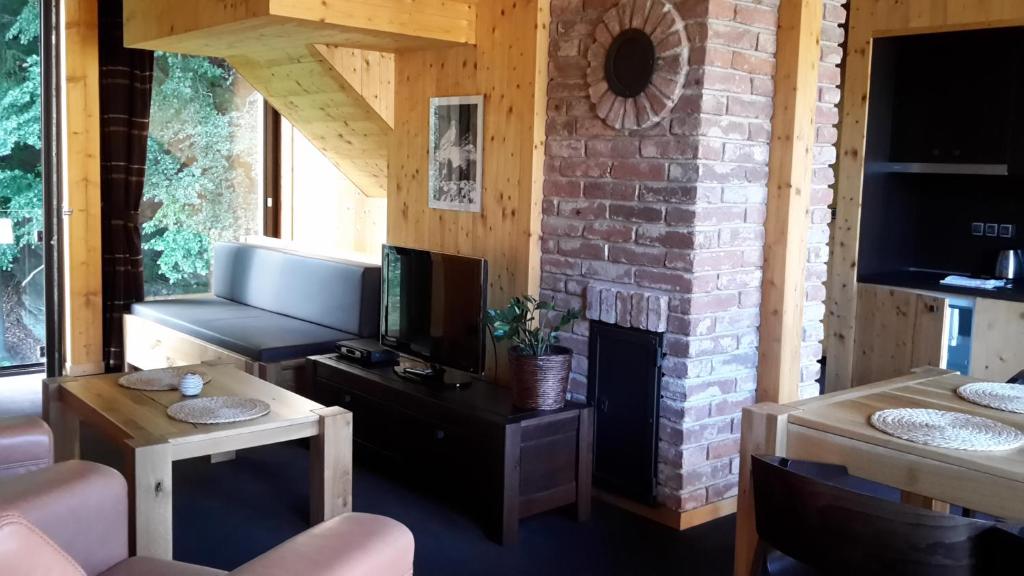 Televízia a/alebo spoločenská miestnosť v ubytovaní Krakonošova Dílna "WOODHAUS"