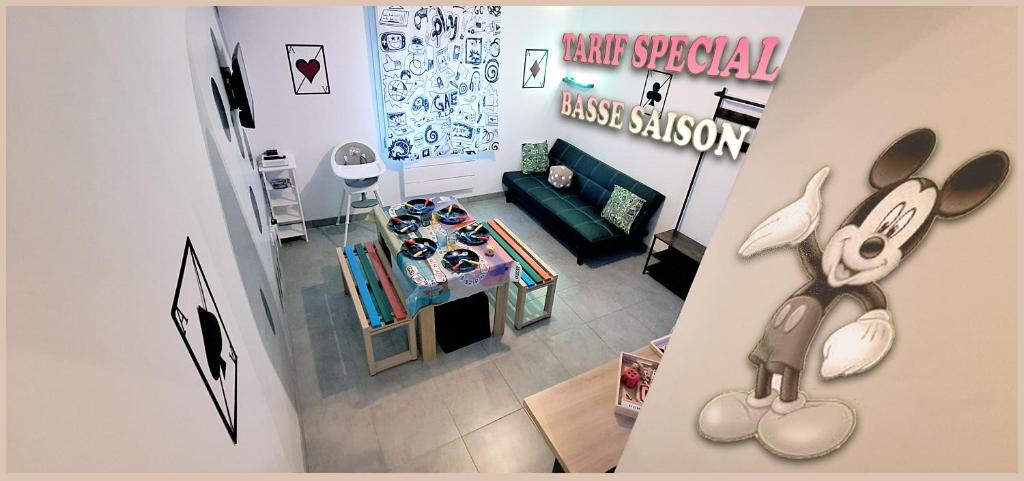 - une vue de tête sur un salon doté d'un mur en souris dans l'établissement 15' de Disney maison à thème avec SALLE DE JEUX privée 6 couchages 2 wc, à Voulangis