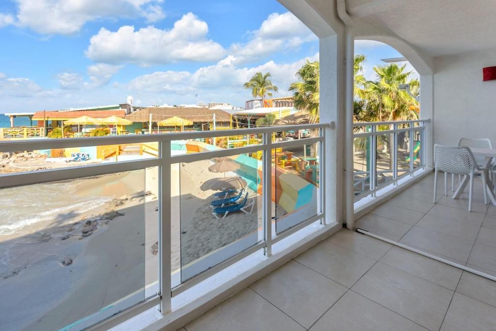 En balkon eller terrasse på 1-BR Beach Front Ocean Condo