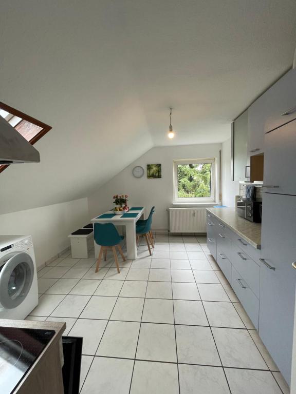 a kitchen with a table and chairs in a room at Gemütliche Wohnung für 5 Personen, Playmobil, Palm Beach in Stein bei Nürnberg