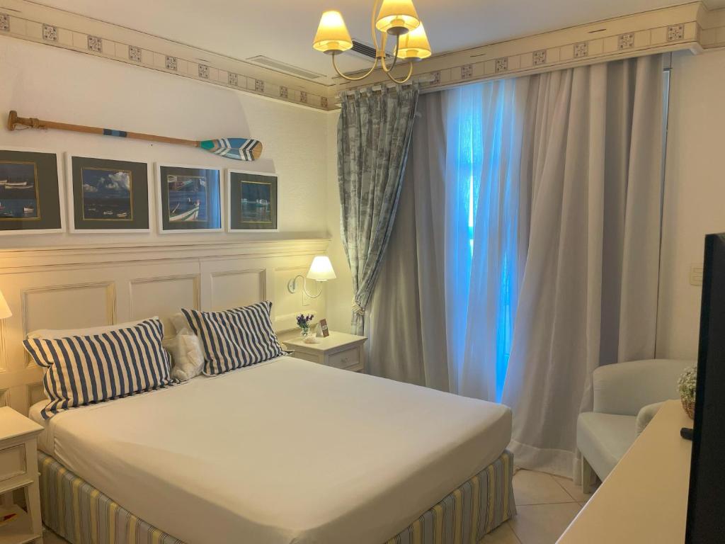 une chambre avec un lit, un canapé et une fenêtre dans l'établissement 5º andar do IL Campanario Villaggio Resort, à Florianópolis