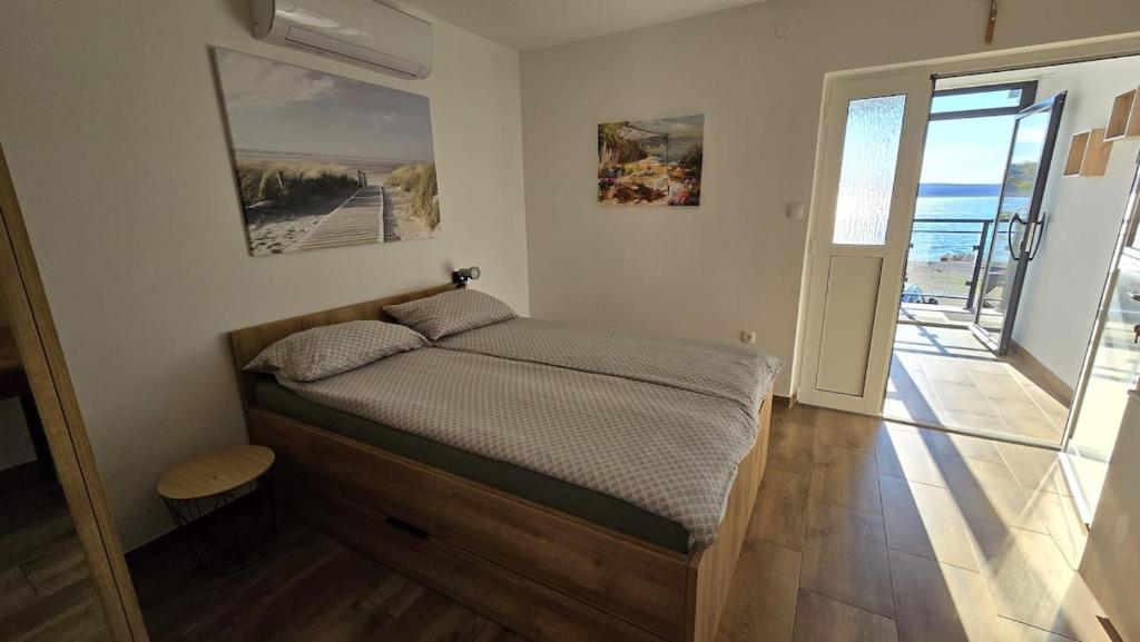 En eller flere senge i et værelse på Apartment Relax Seline, na plaži-on the beach