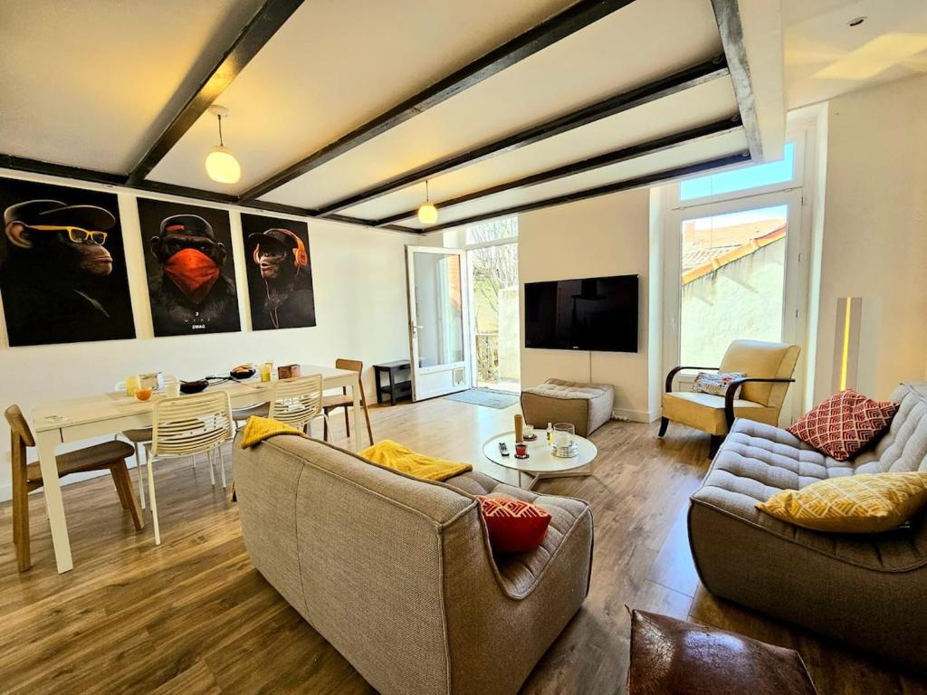 un salon avec deux canapés et une table dans l'établissement la fabrik - coeur de ville - clim, à Nîmes