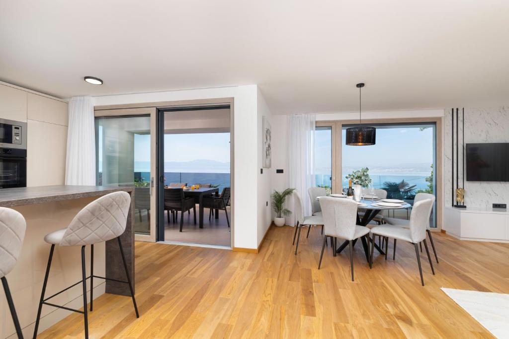 Telewizja i/lub zestaw kina domowego w obiekcie Villa Njivice Apartman Marina