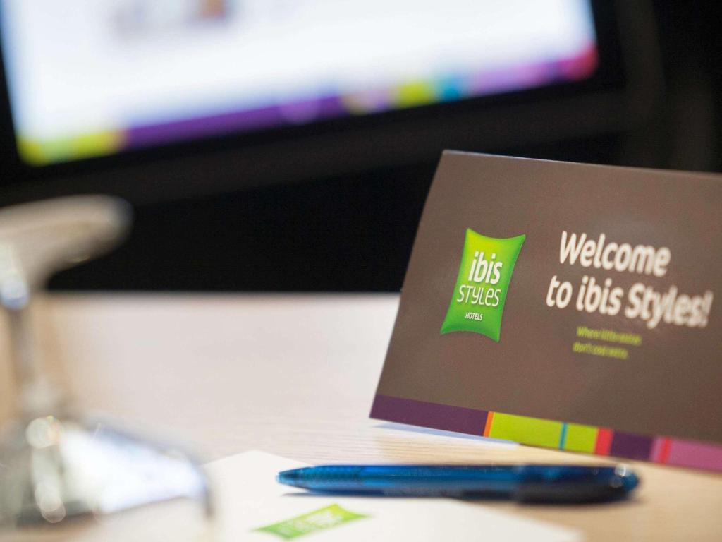 TV a/nebo společenská místnost v ubytování ibis Styles Romans-Valence Gare TGV