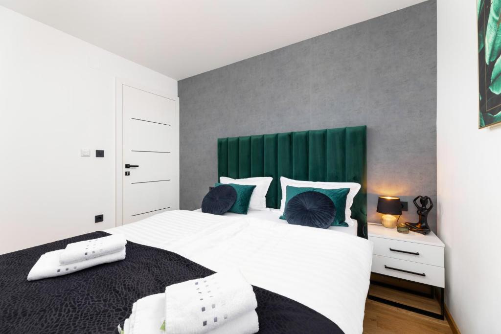 Łóżko lub łóżka w pokoju w obiekcie Villa Njivice Apartman Marina