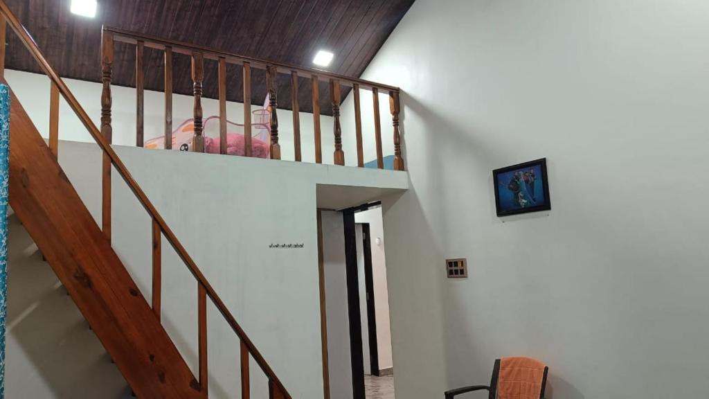 una escalera en una casa con escalera en Adviks Home Stay, en Alibaug