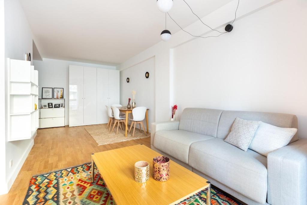 un salon avec un canapé et une table dans l'établissement Passy Trocadéro Chic, à Paris