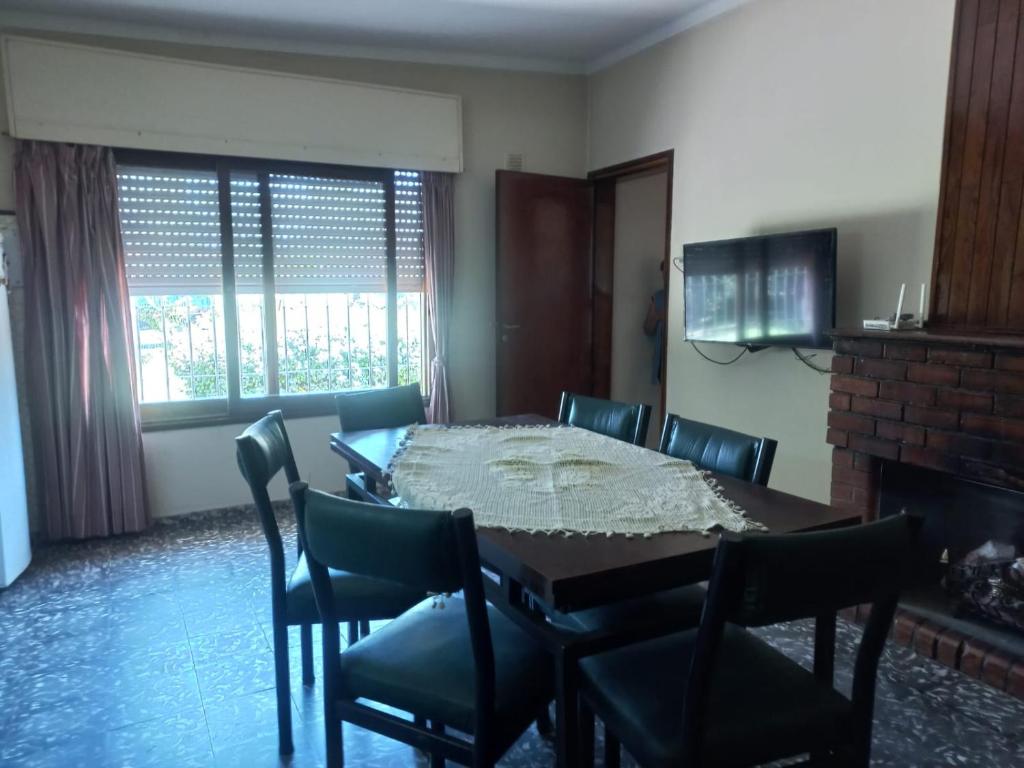 ein Esszimmer mit Tisch und Stühlen und einem Kamin in der Unterkunft Damasco in San Rafael