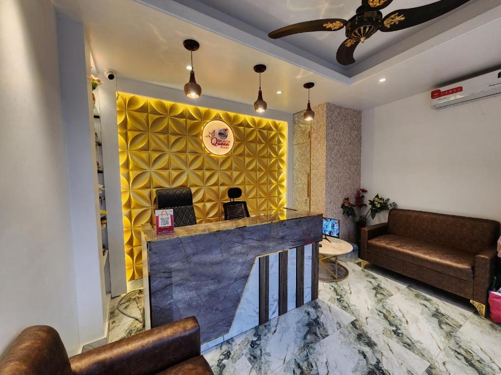 una hall con un bar con una parete gialla di Beach Anaya Food Junction & Resort a Cox's Bazar