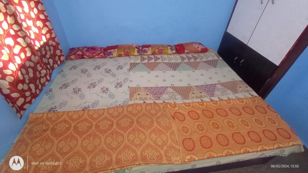 un letto in una camera con copriletto di Linga Homestay a Kanchipuram