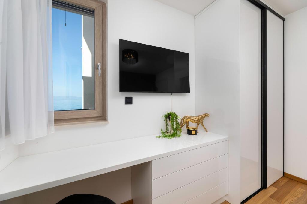 Telewizja i/lub zestaw kina domowego w obiekcie Villa Njivice Apartman Marina