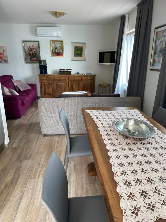 TV a/nebo společenská místnost v ubytování Appartamenti Ramarro