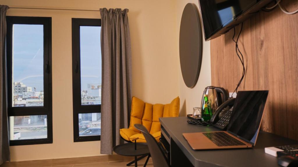 TV a/nebo společenská místnost v ubytování Hotel Aloe Emira NKC