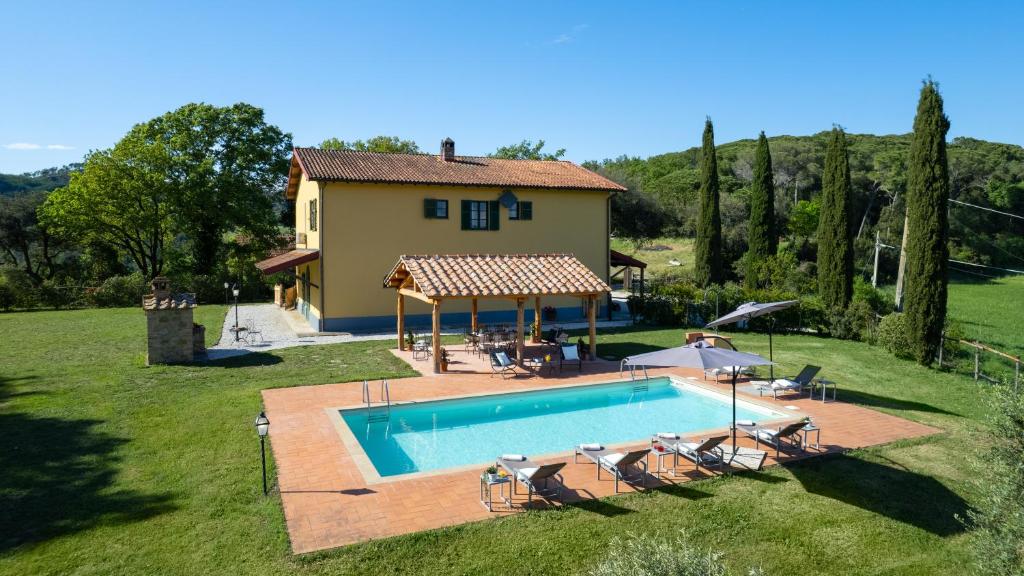 vue aérienne d'une maison avec piscine dans l'établissement Podere Capanna - Il Tuo Rifugio di Relax nella Campagna Toscana, à Montecatini Val di Cecina