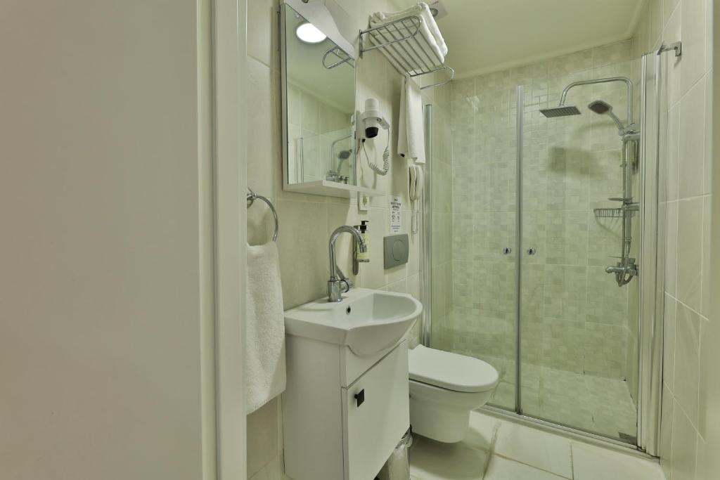 A bathroom at EA Exclusive Hotel