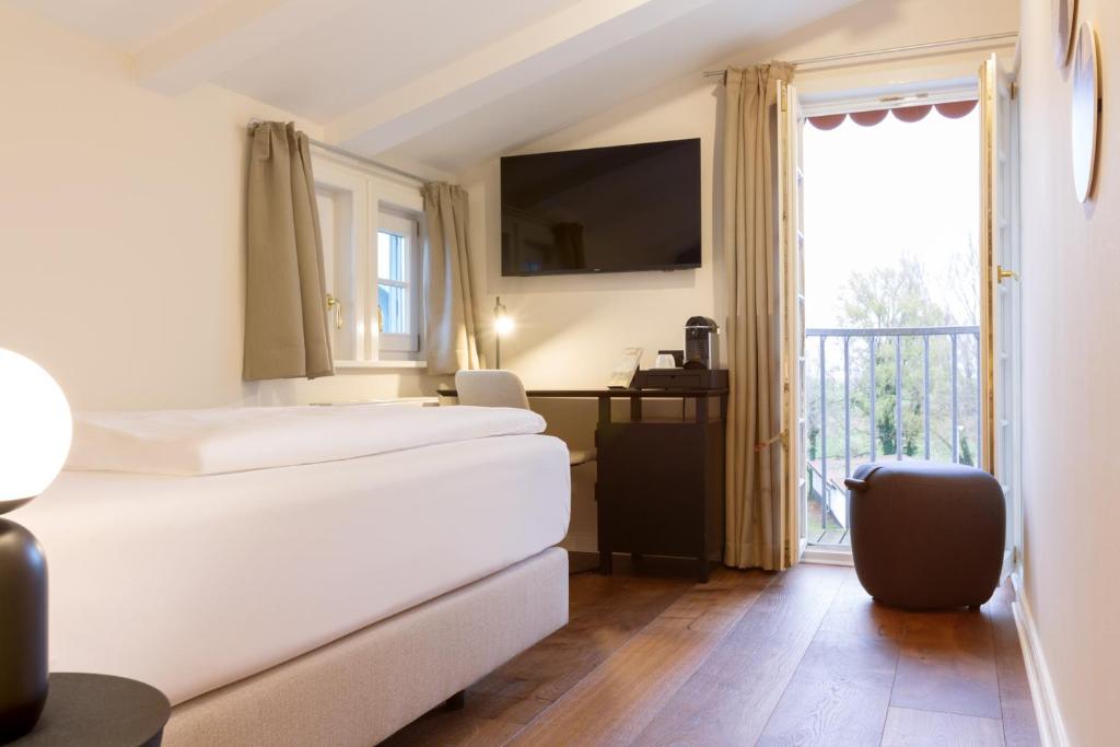 Postel nebo postele na pokoji v ubytování Hotel Künstlerquartier Seezeichen