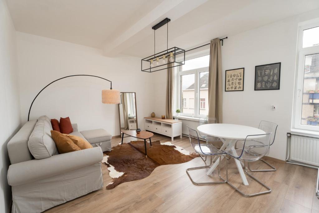 una sala de estar con un sofá y una mesa en Cozy apartement in the heart of Brussels, en Bruselas