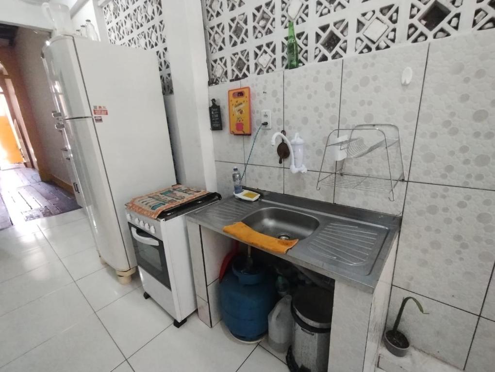 une petite cuisine avec un évier et un réfrigérateur dans l'établissement Casarão Campina, à Belém