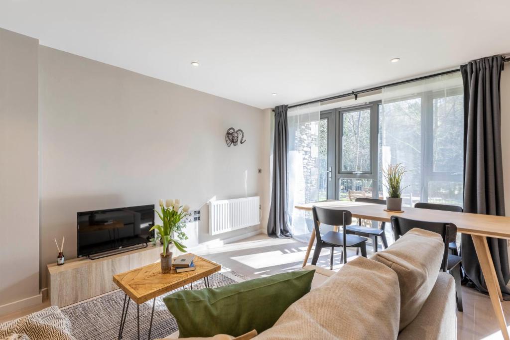 Et tv og/eller underholdning på Comfortable 2BR in Backbarrow with Parking