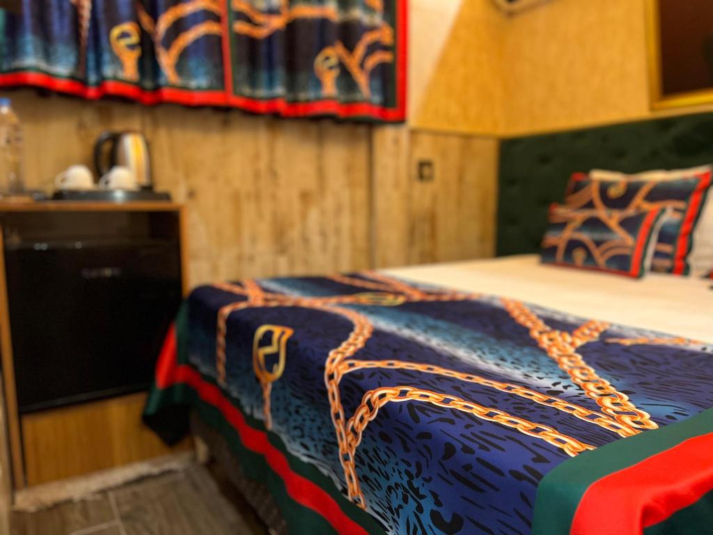 Postel nebo postele na pokoji v ubytování Maranda Suit Hotel