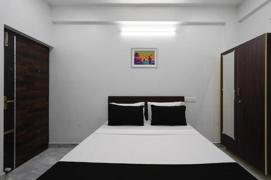 Postel nebo postele na pokoji v ubytování Hotel JS Residency