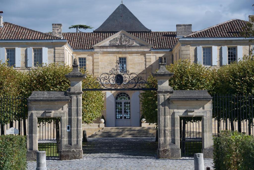una entrada a una casa con una puerta en Château du Tertre, en Arsac